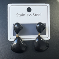 Aretes abstracto negro