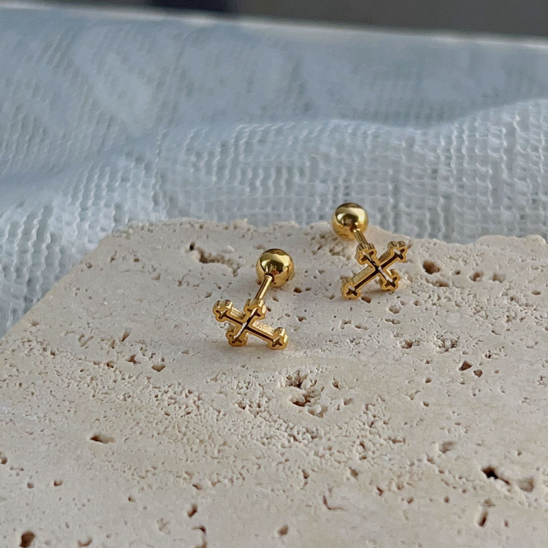 Aretes Cruz Gótica Screwback