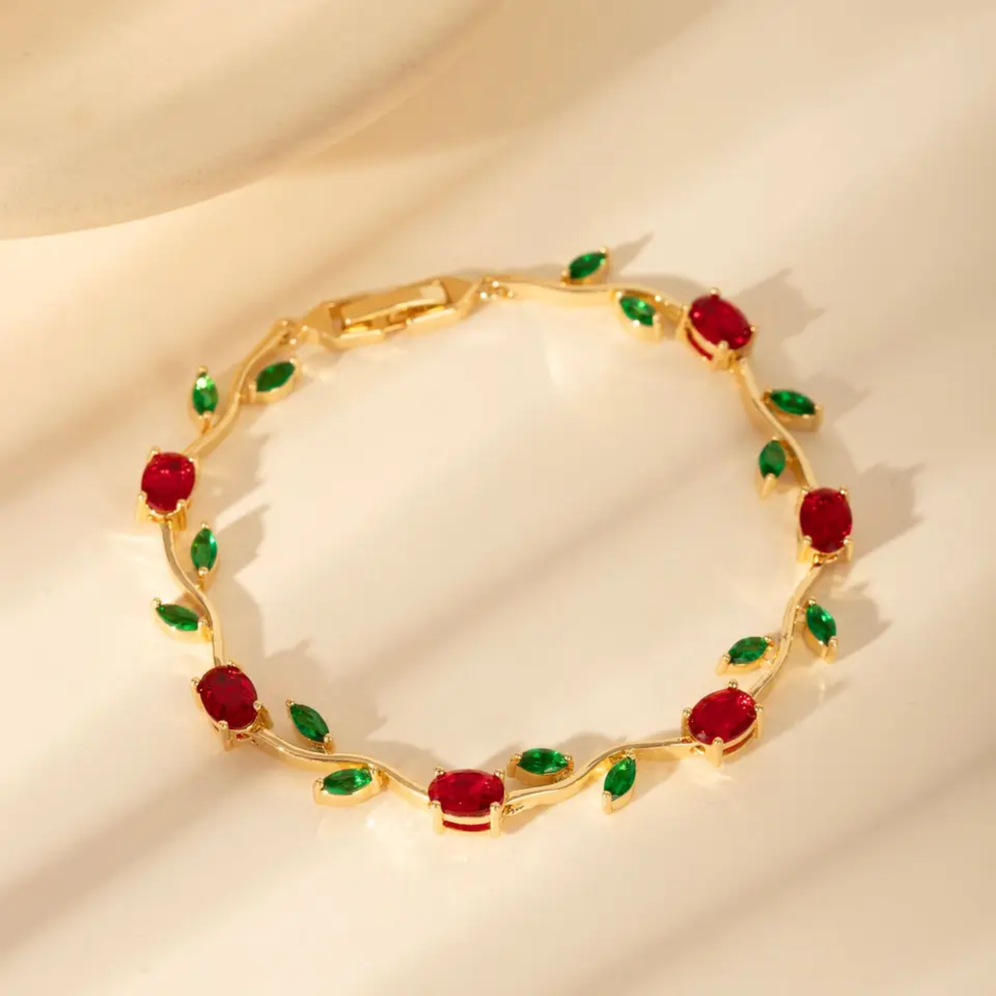 Pulsera con piedras rojas y hojas verdes dorado
