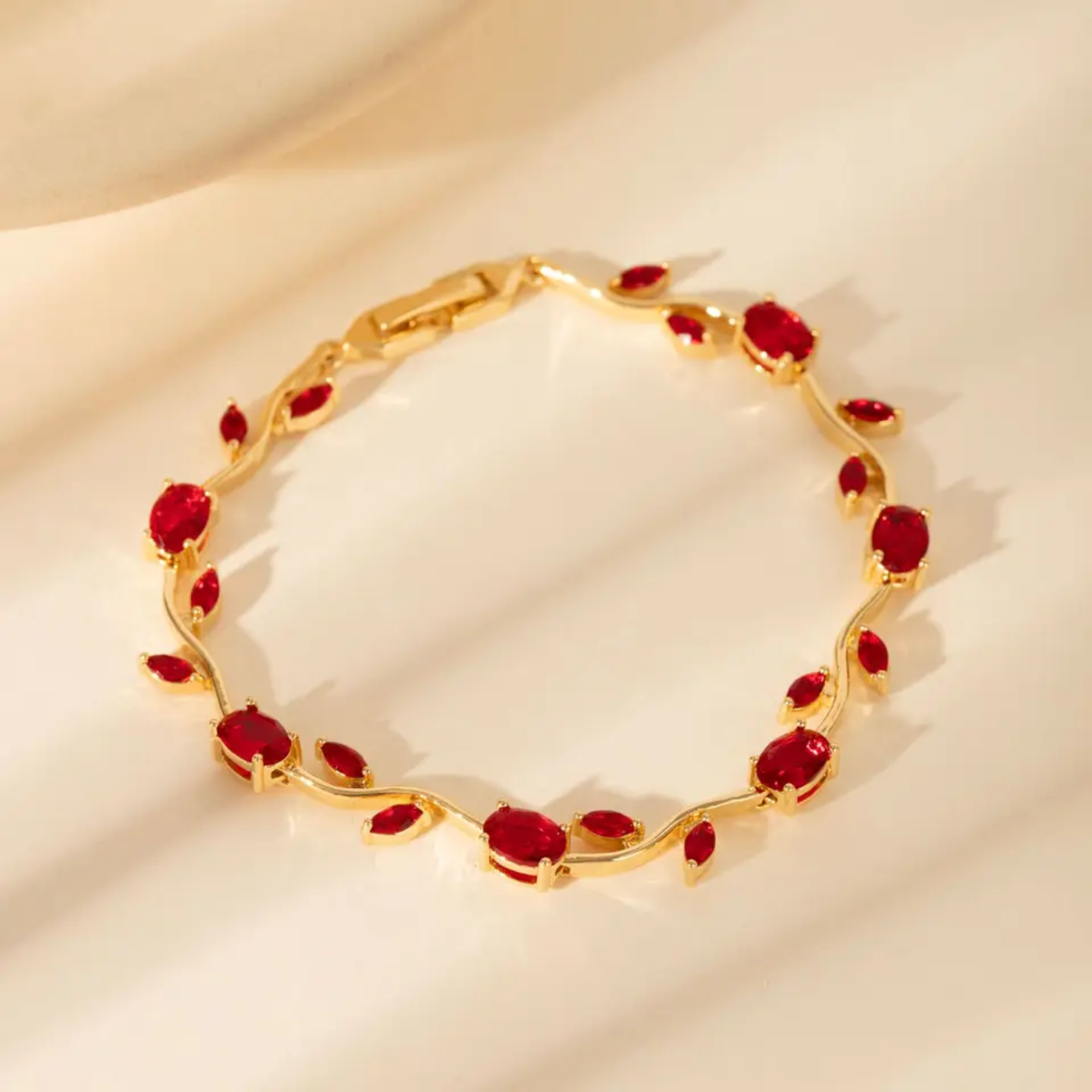 Pulsera con piedras rojas dorado