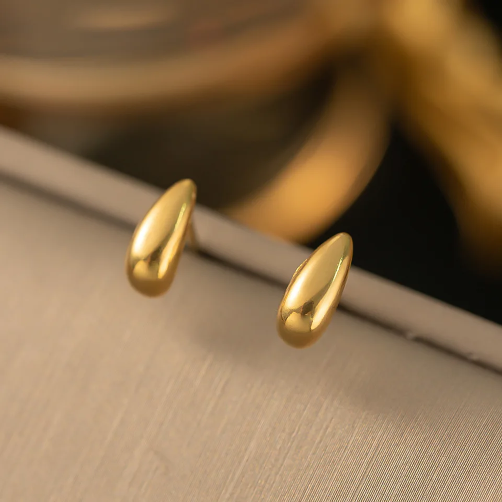 Aretes Gota Larga Stud Dorado