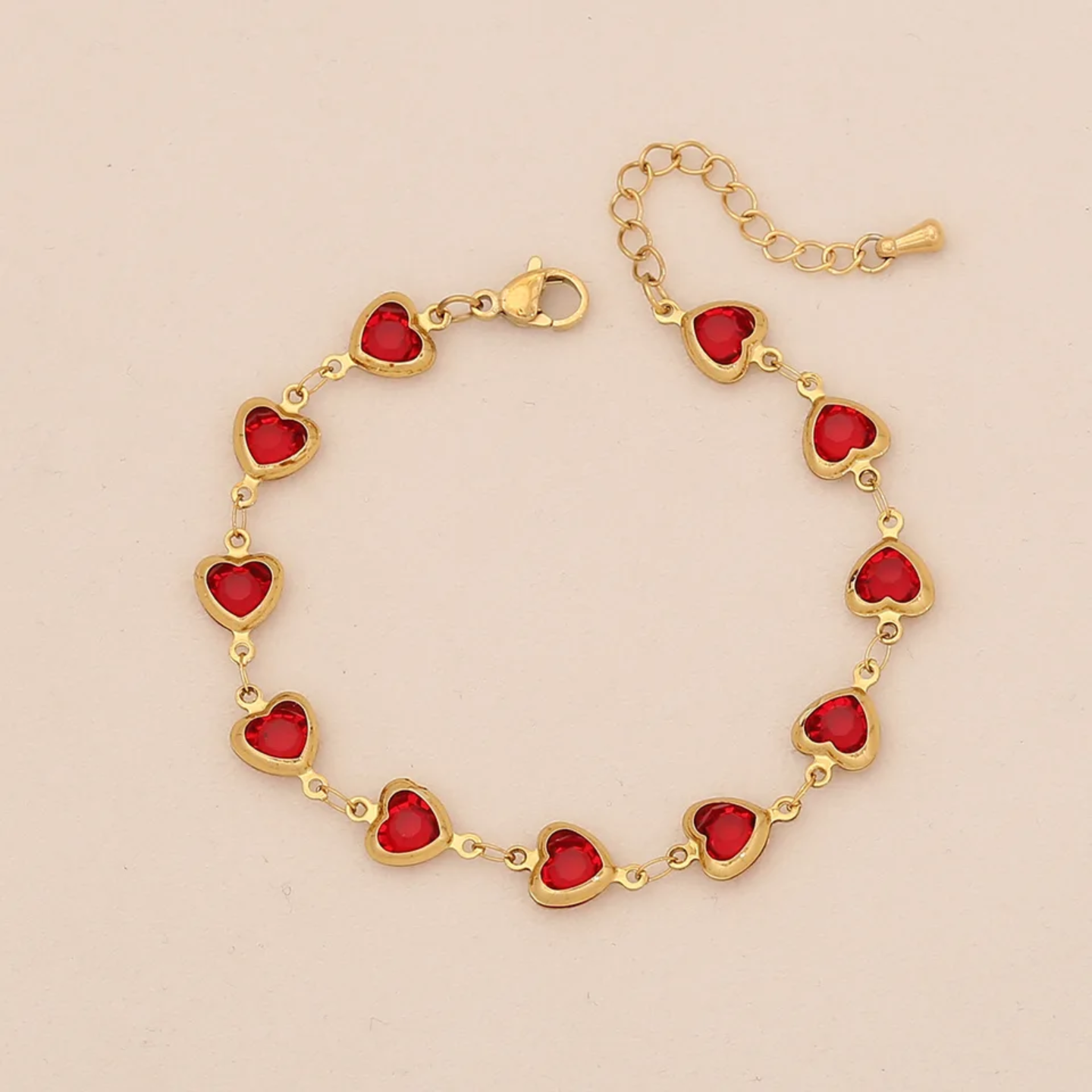 Pulsera dorada de corazones rojo