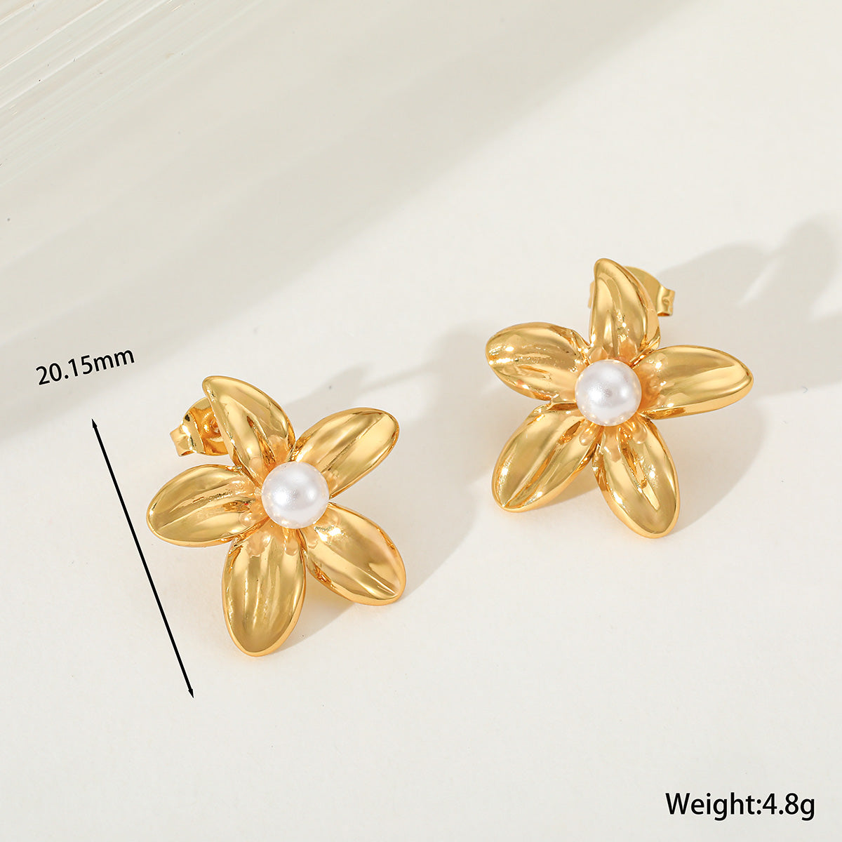 Aretes Flor Cinco Pétalos con Perla
