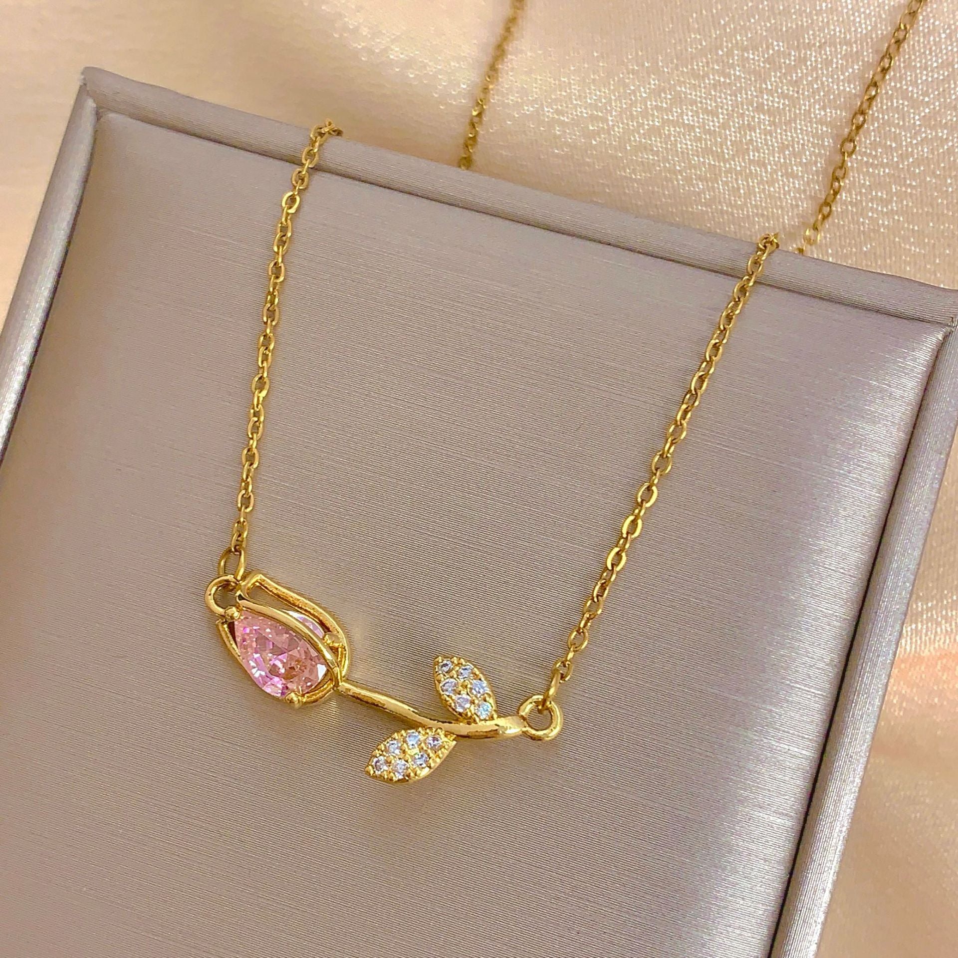 Cadena Tulipán Rosado con Cristal Dorada