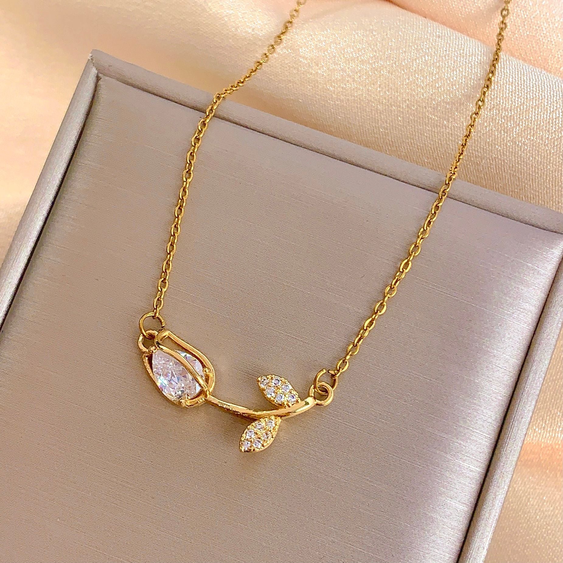 Cadena Tulipán Blanco con Cristal Dorada