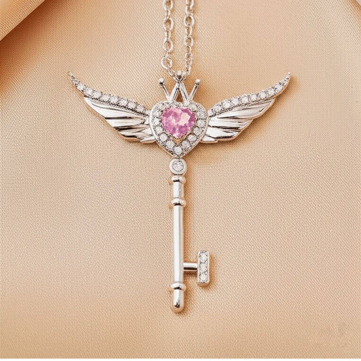 Cadena de Llave Alada con Corazón Rosa