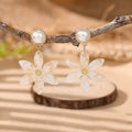 Aretes Flor Acrílico Crema