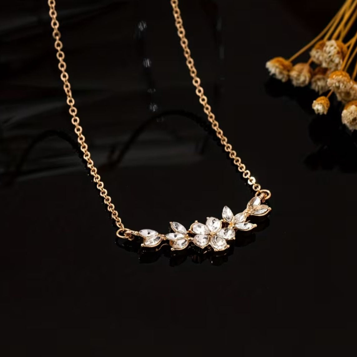 Cadena de flores blancas doradas