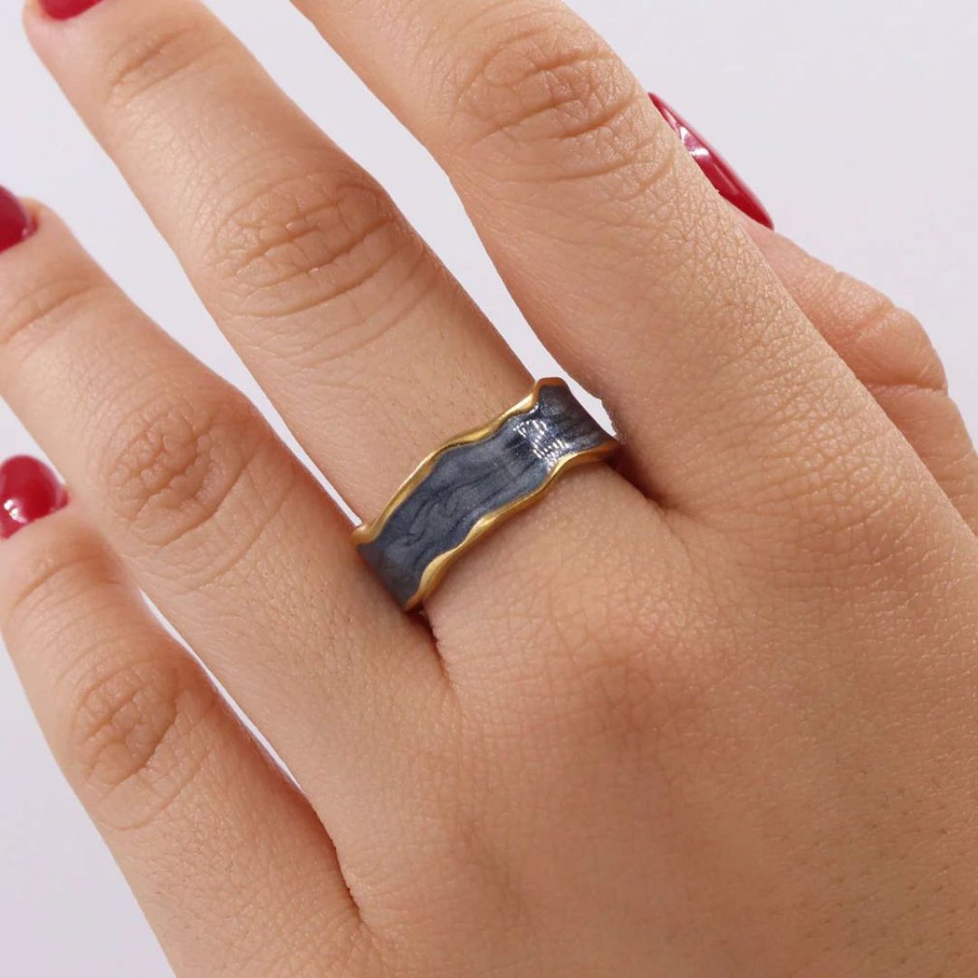 Anillo Gris con línea dorada