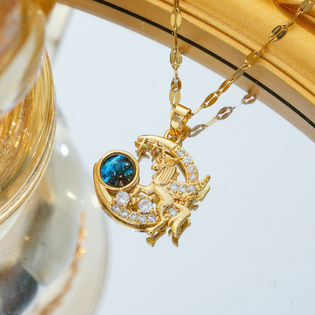 Cadena con unicornio, luna, estrellas
