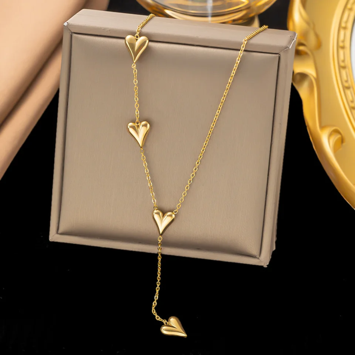 Cadena múltiples corazones dorado