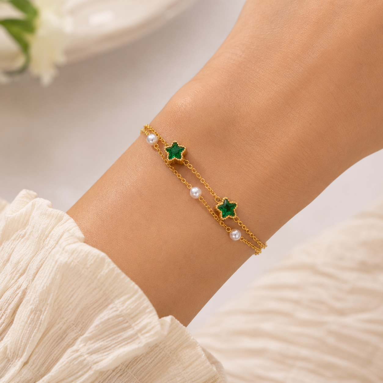 Pulsera dorada de estrella verdes