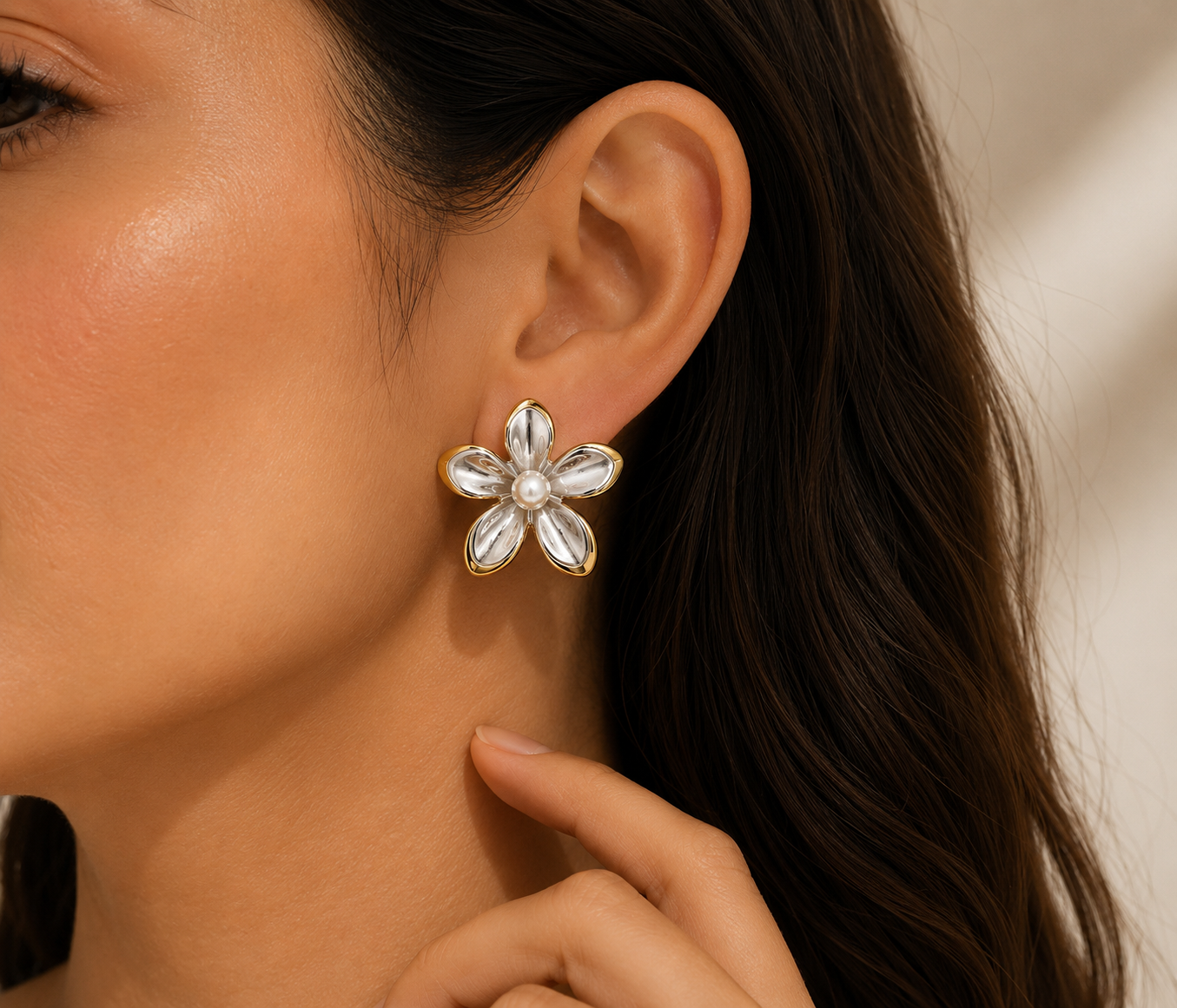 Aretes Flor Bicolor con Perla Central