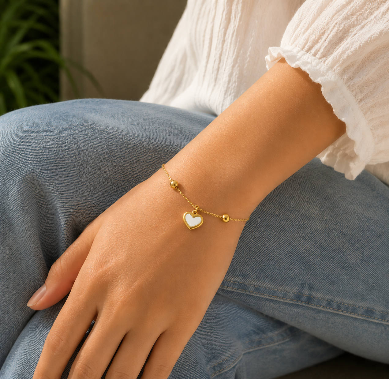 Pulsera dorada de corazón blanco