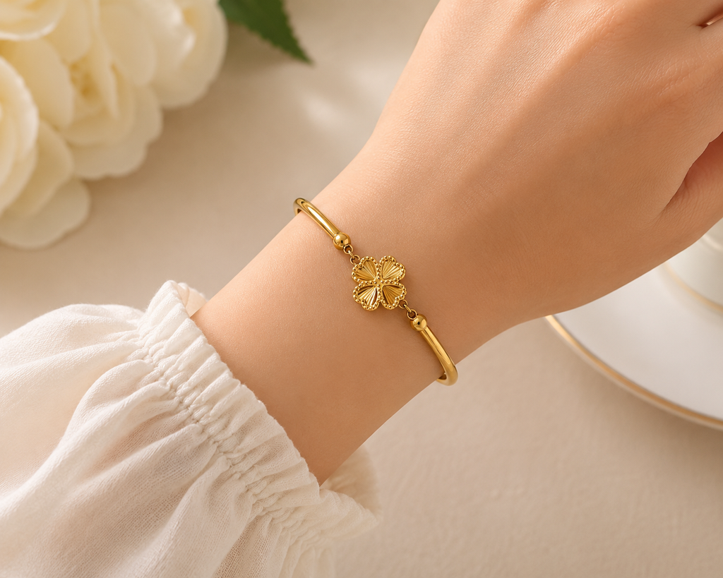 Pulsera Rígida Trébol Texturizado Dorada