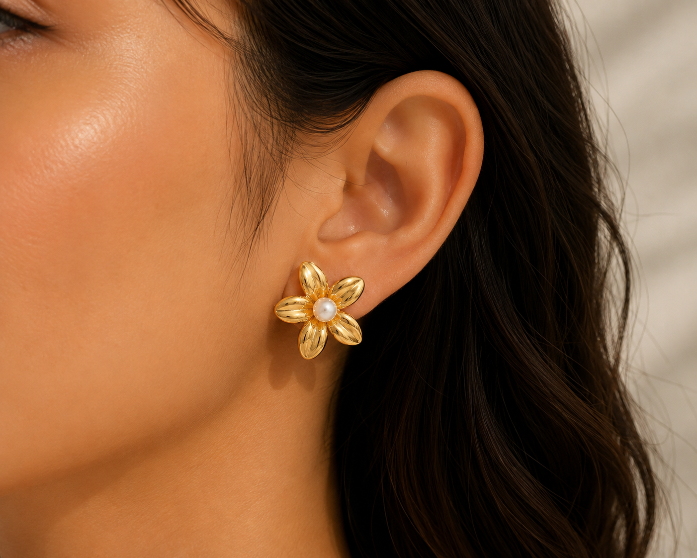 Aretes Flor Cinco Pétalos con Perla