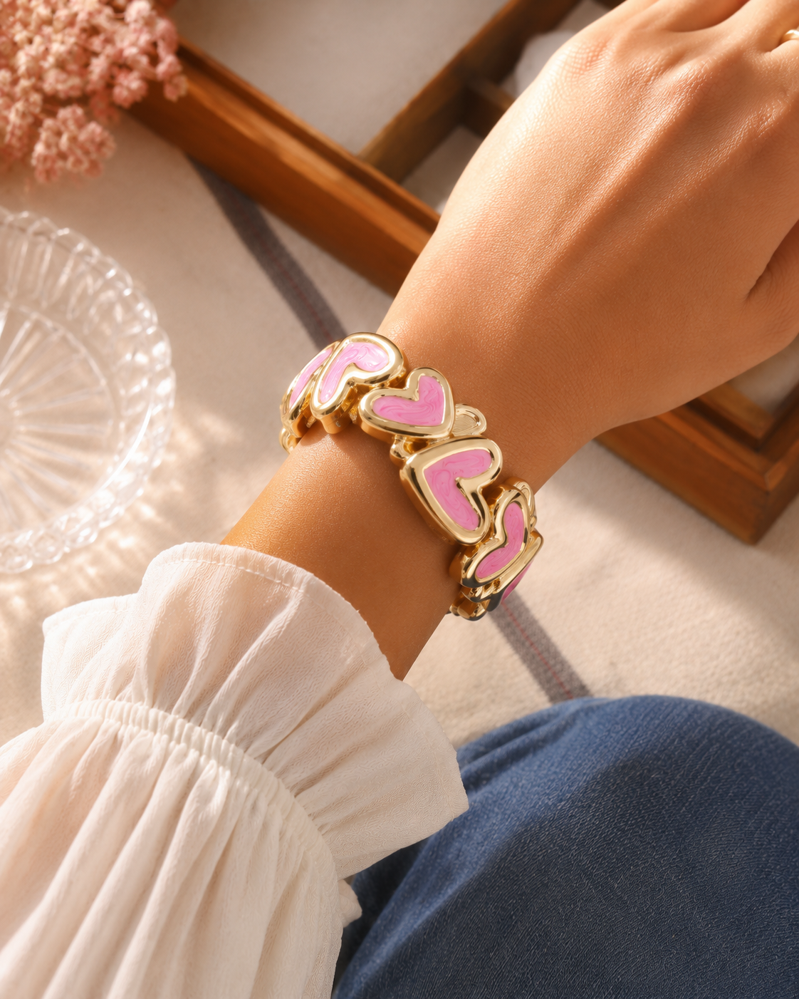 Brazalete Ancho Corazones Esmalte Rosado Dorado