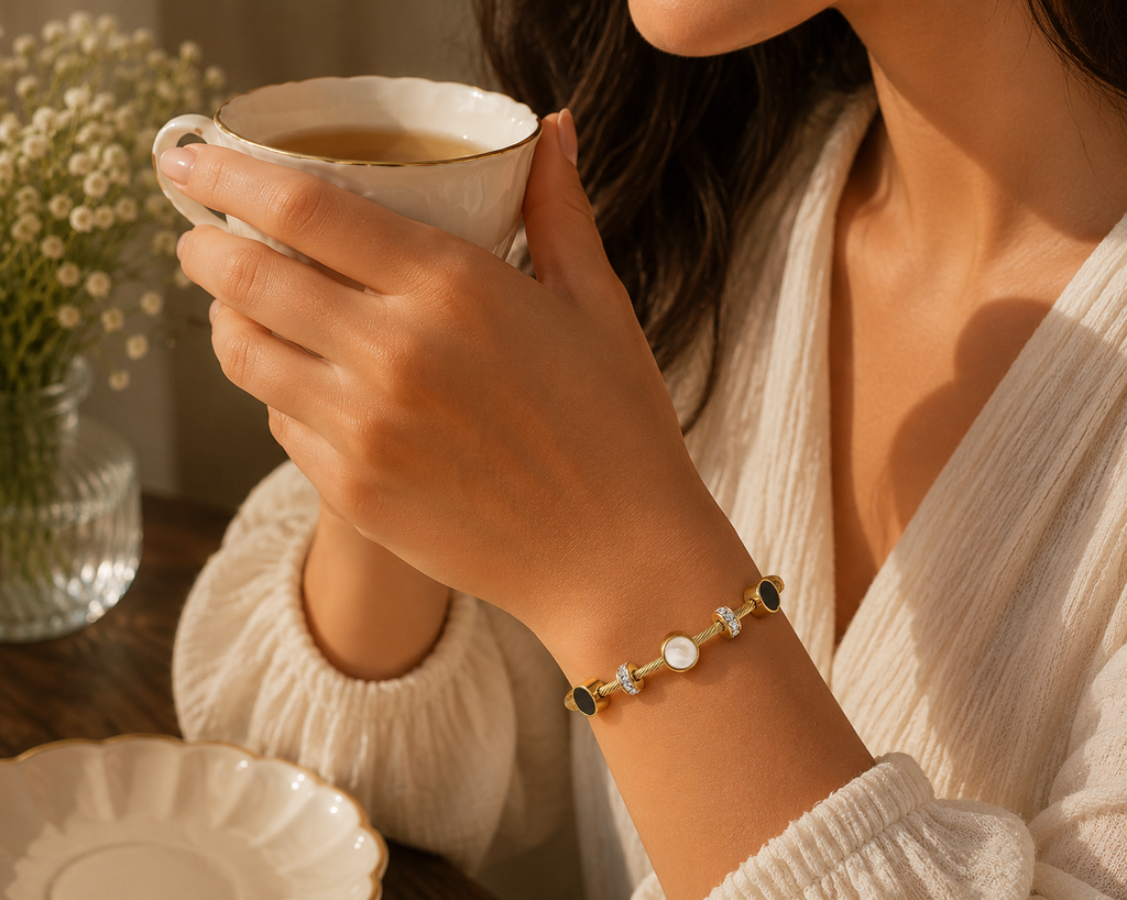 Brazalete Rígido Medallones Nácar y Ónix Dorado