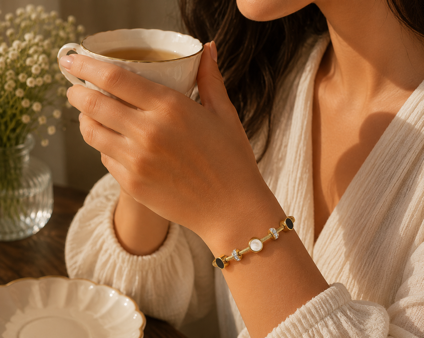 Brazalete Rígido Medallones Nácar y Ónix Dorado