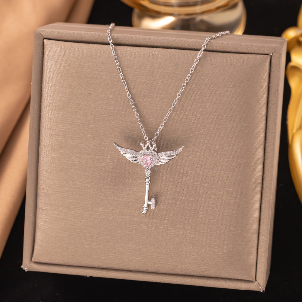 Cadena de Llave Alada con Corazón Rosa