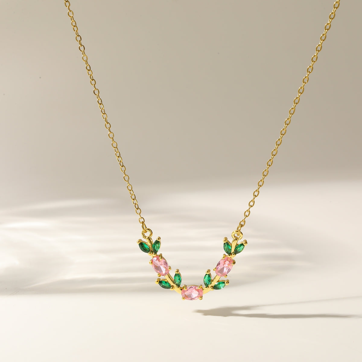 Cadena de tulipán con Piedras Rosas y Hojas Verdes