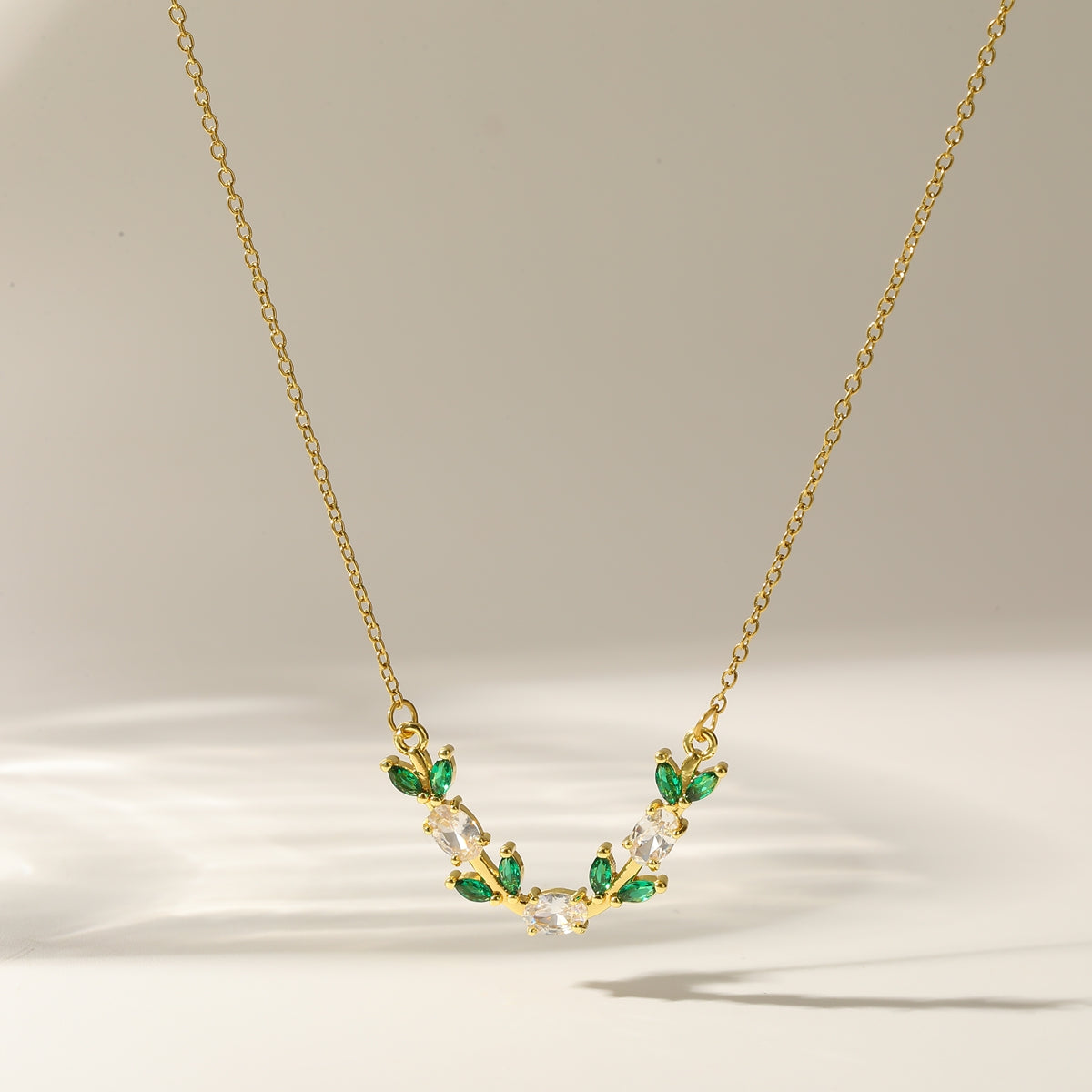 Cadena tulipán con Hojas Verdes y Piedra Blanca