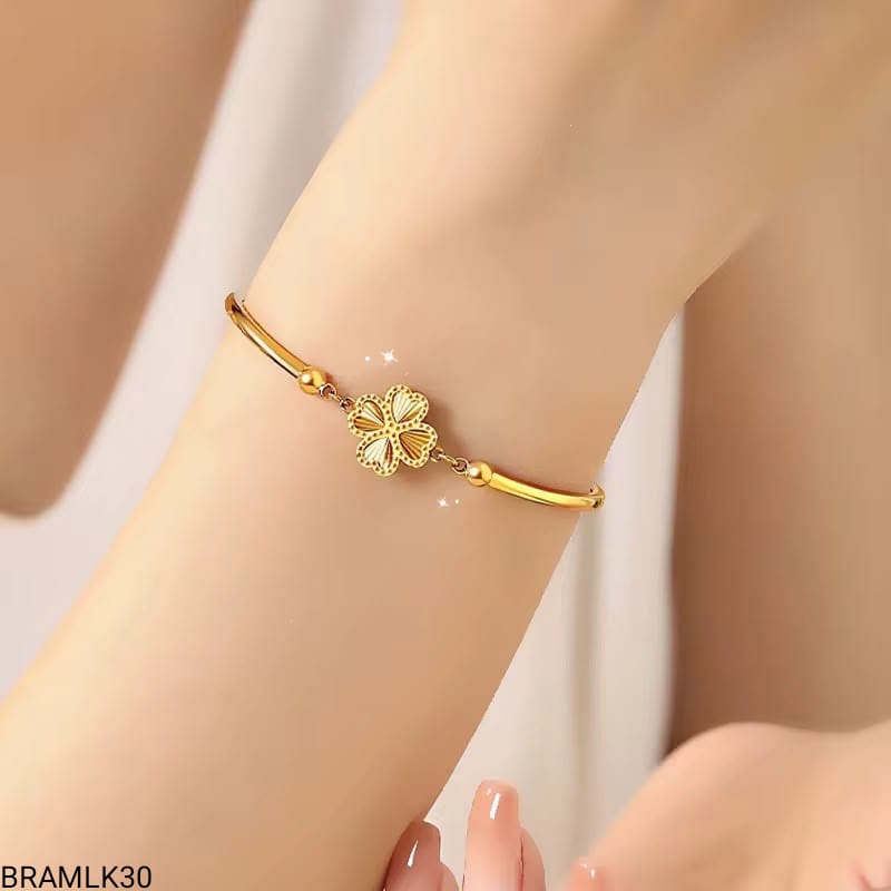 Pulsera Rígida Trébol Texturizado Dorada