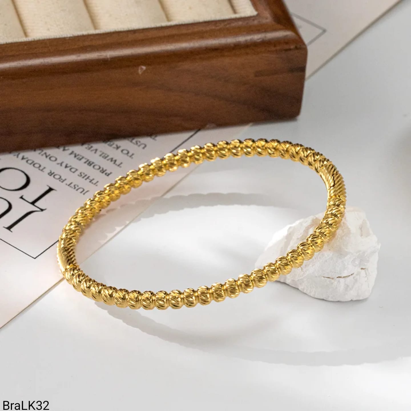 Pulsera Rígida Bolas Texturizadas Dorada