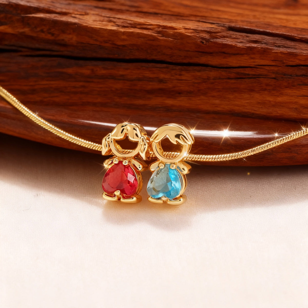 Cadena con dijes de niño y niña