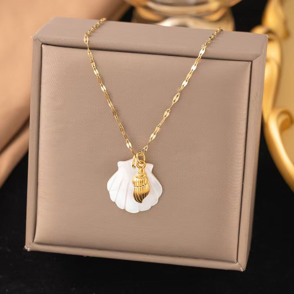 Cadena con concha de nácar y caracol