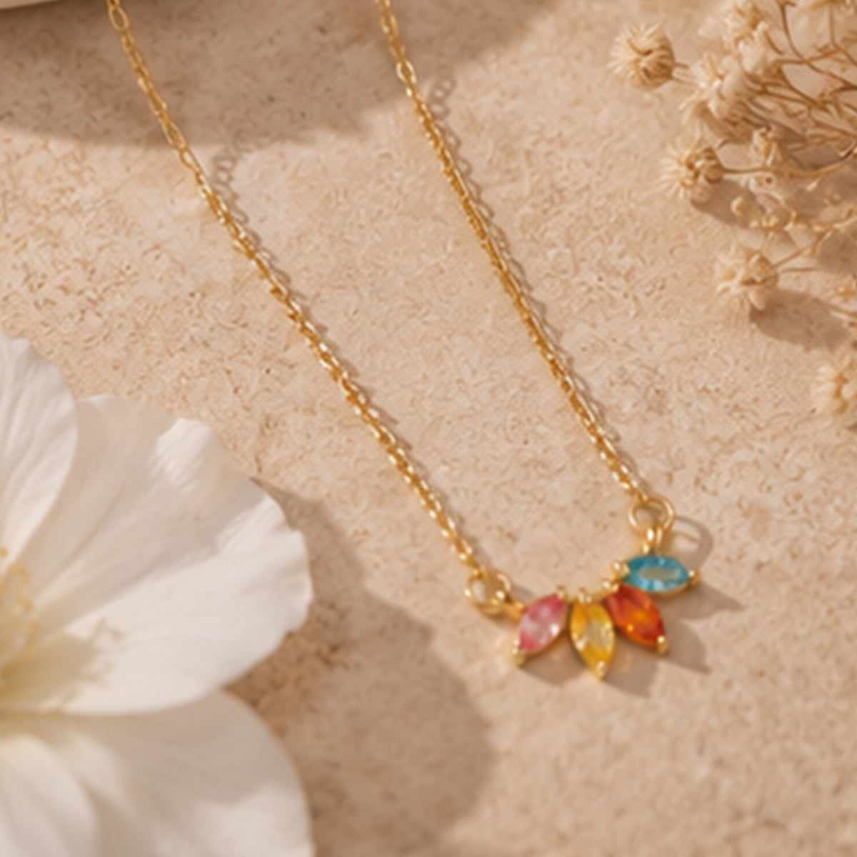 Cadena con dije de pétalos de cristal multicolor