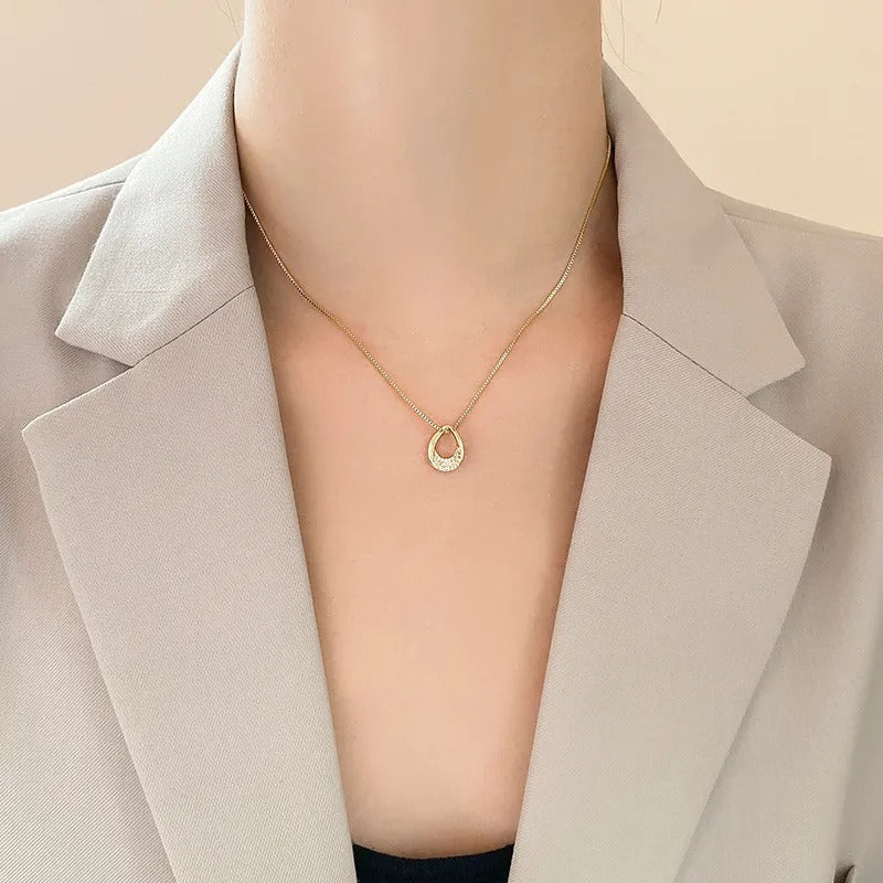 Cadena con dije de gota texturizada