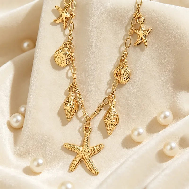 Cadena con dijes de estrella de mar y conchas