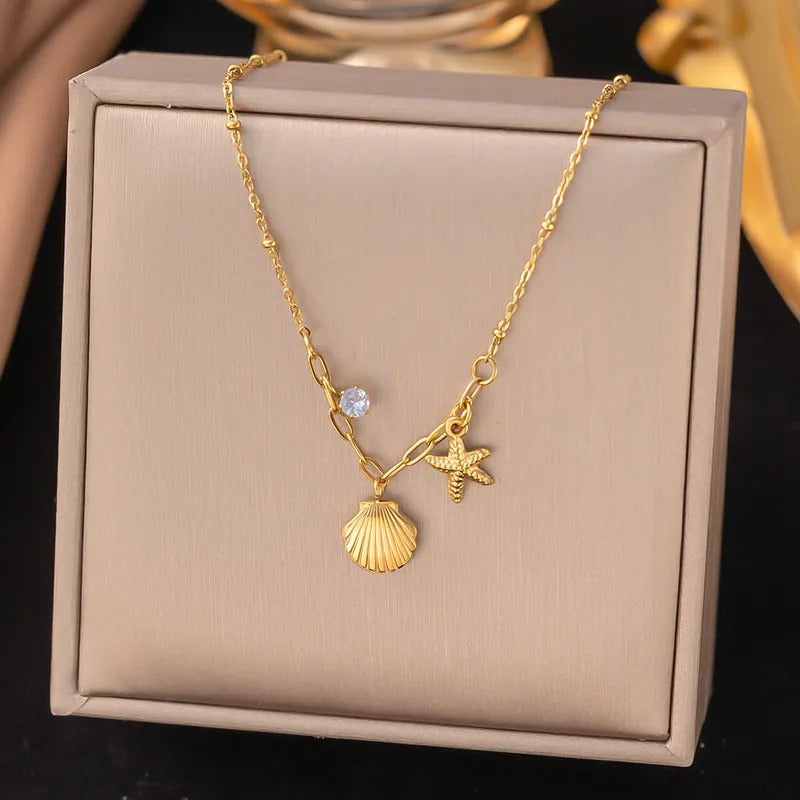 Cadena con dijes de concha y estrella de mar