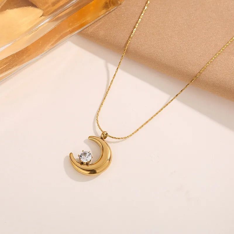 Cadena con dije de luna y circonia