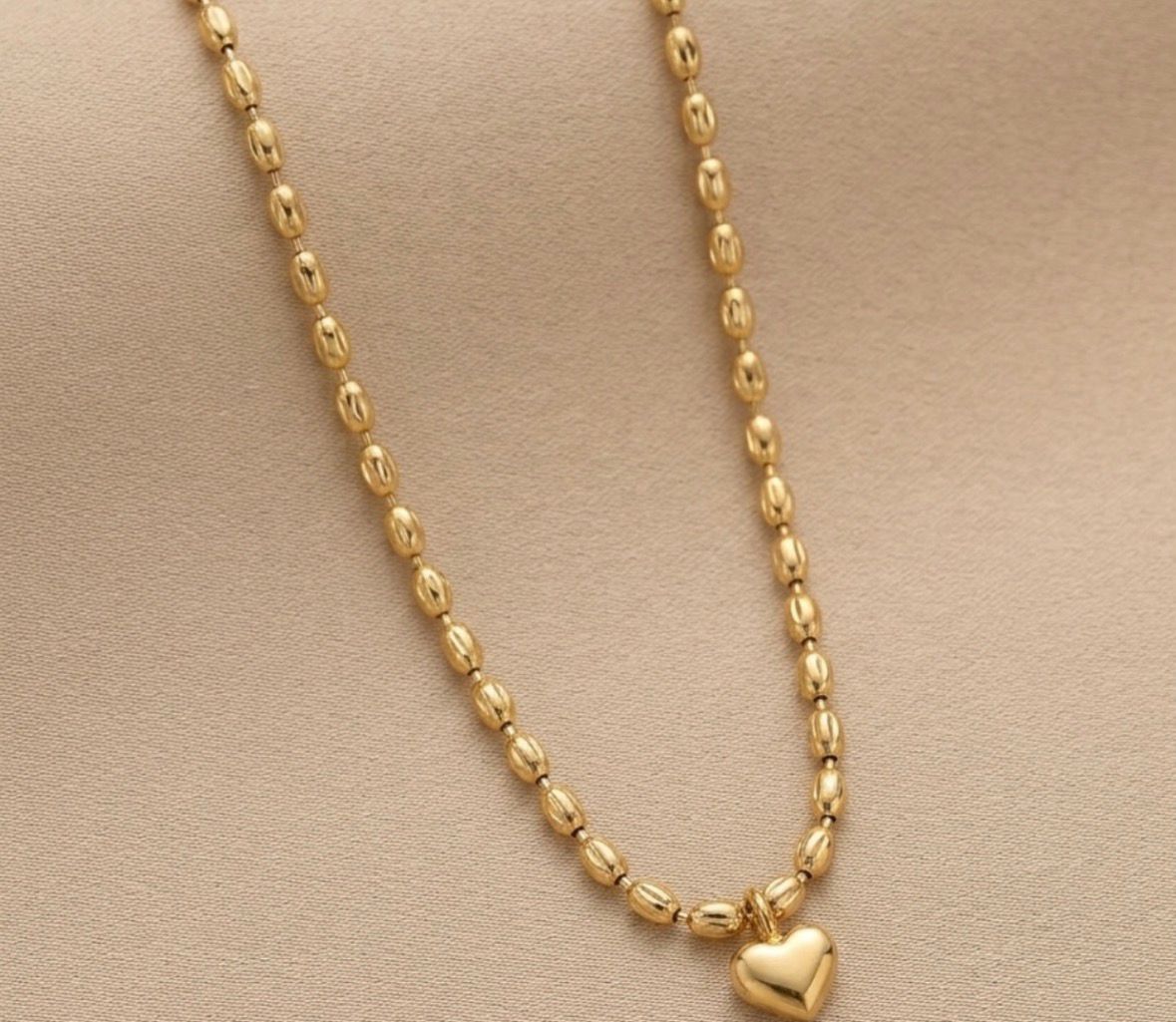 Cadena de arroz con dije de corazón