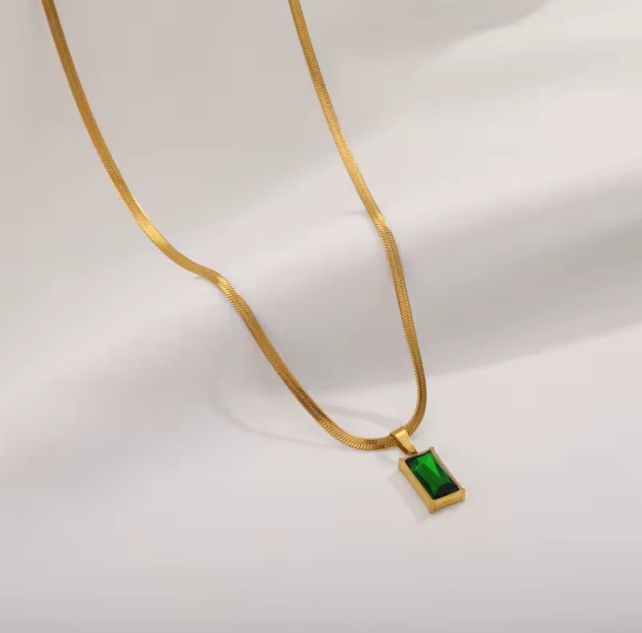 Cadena dorada plana piedra Verde