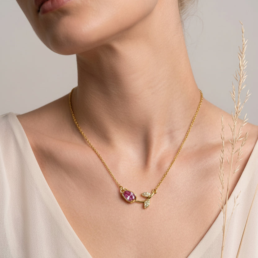Cadena de tulipanes con pétalo en forma de gota morada