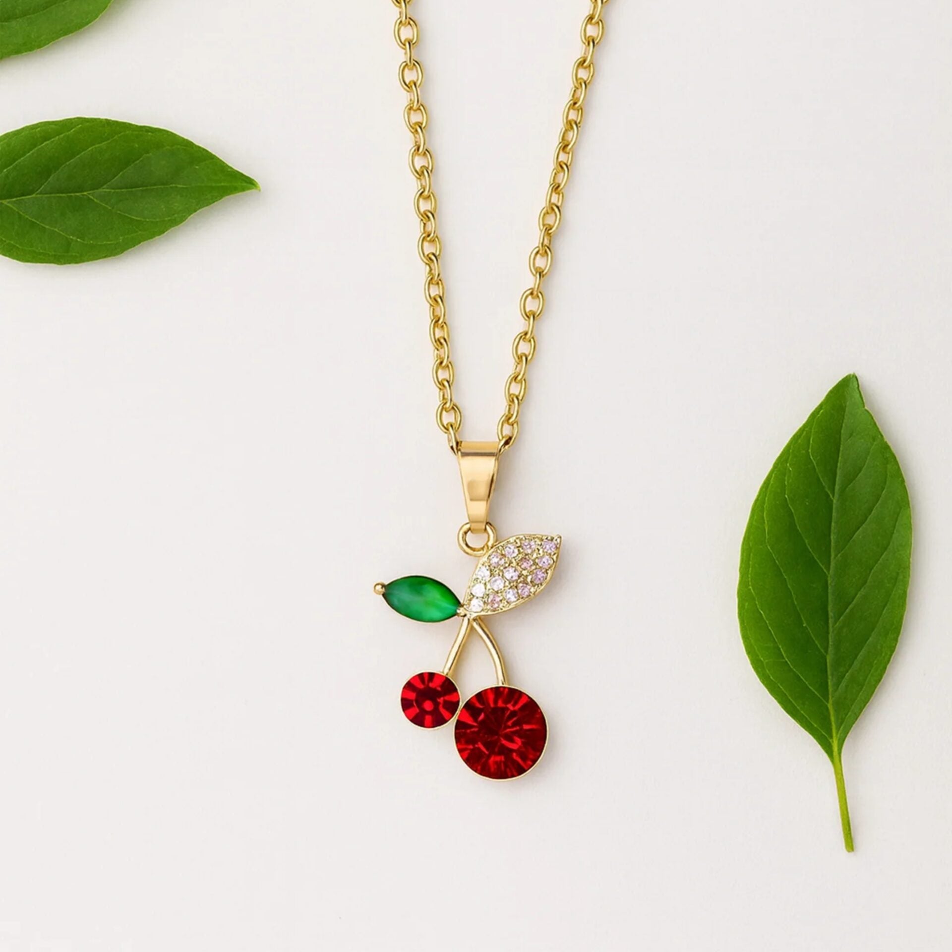 Cadena con cerezas
