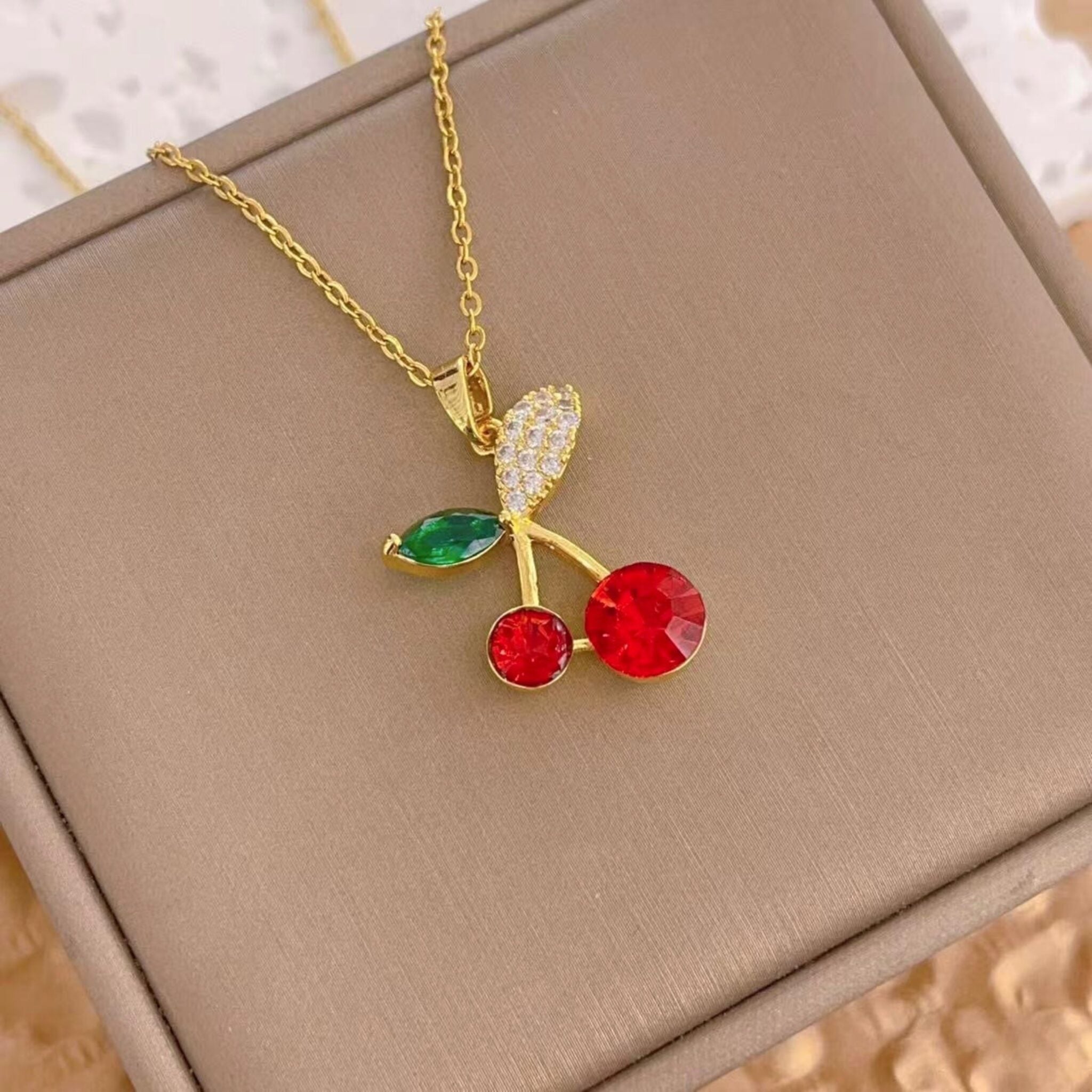 Cadena con cerezas