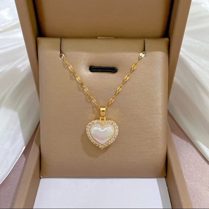 Cadena de corazón dorado blaco