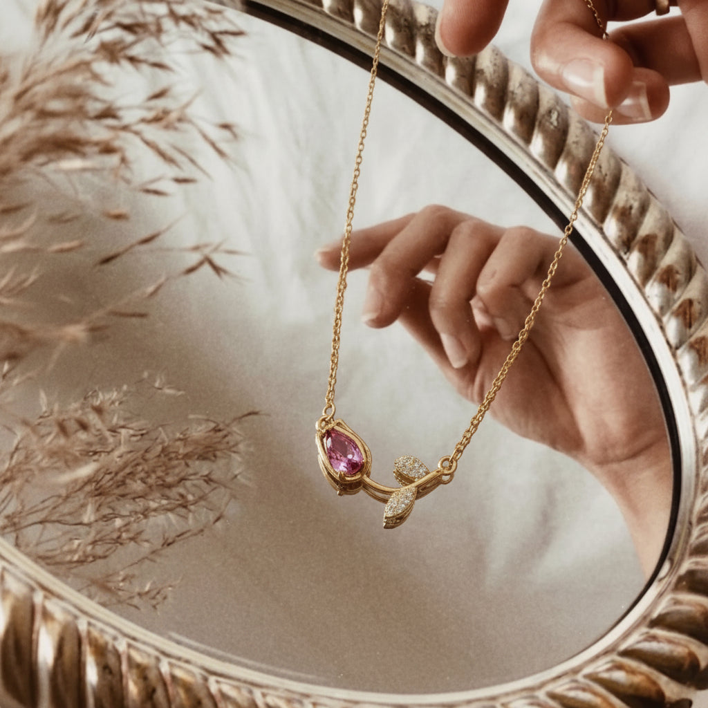 Cadena de tulipanes con pétalo en forma de gota morada